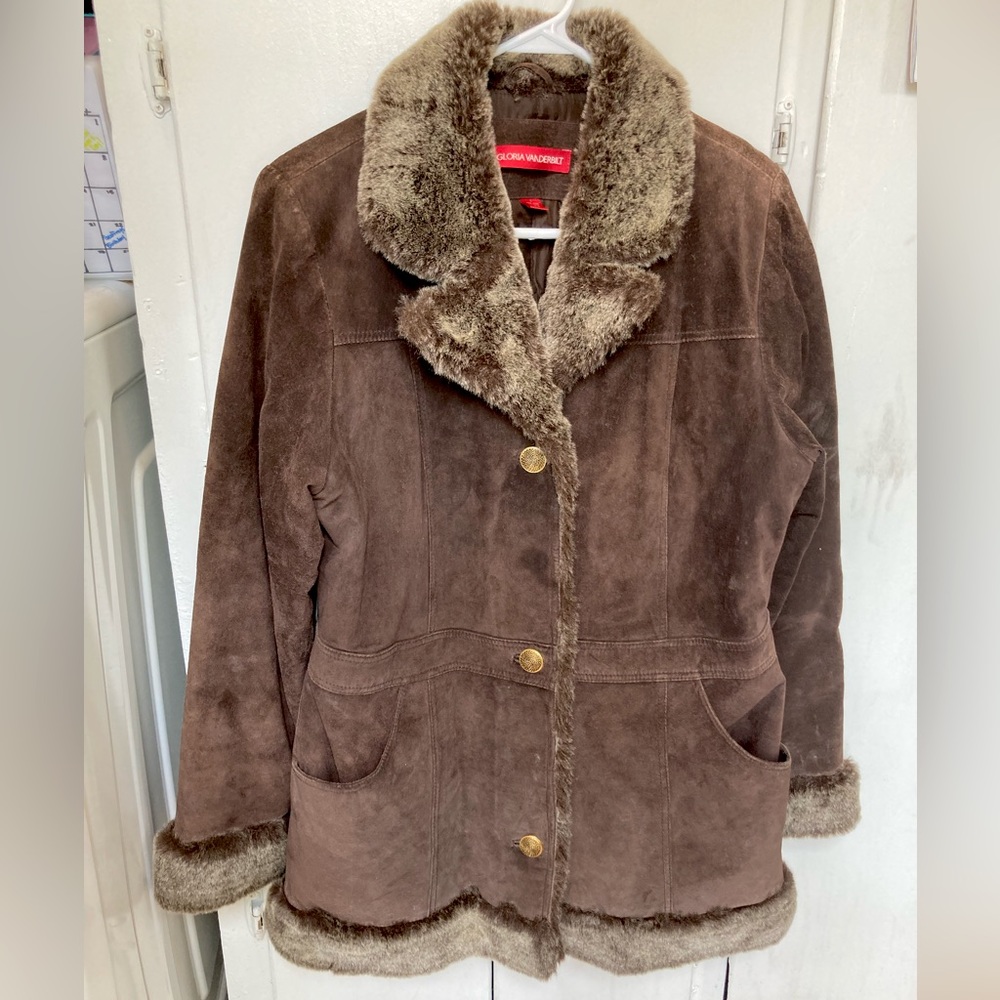 Suede coat with faux fur trim 🤎🧡
